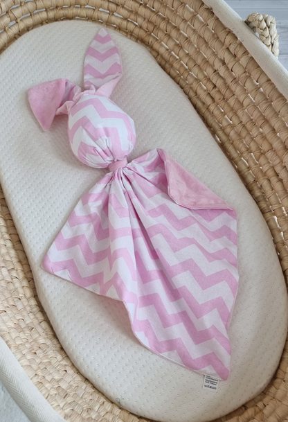 Zając przytulanka DOUDOU dwustronna bawełna i minky - Chevron różowy - różowy