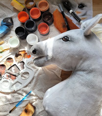 Hobby Horse Średni koń na kiju Premium biały z białą grzywą A4
