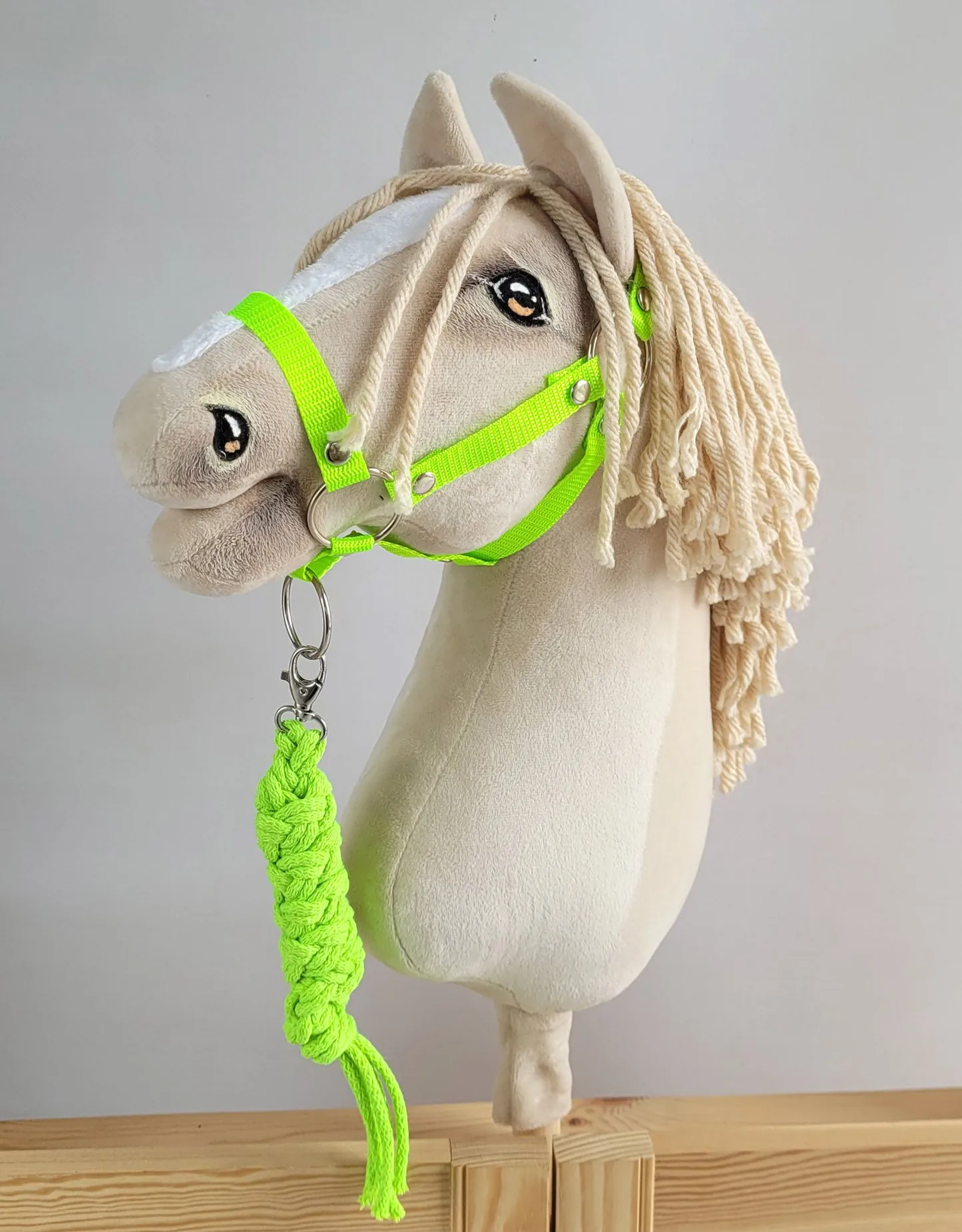 Uwiąz dla konia Hobby Horse pleciony ze sznurka – neon green