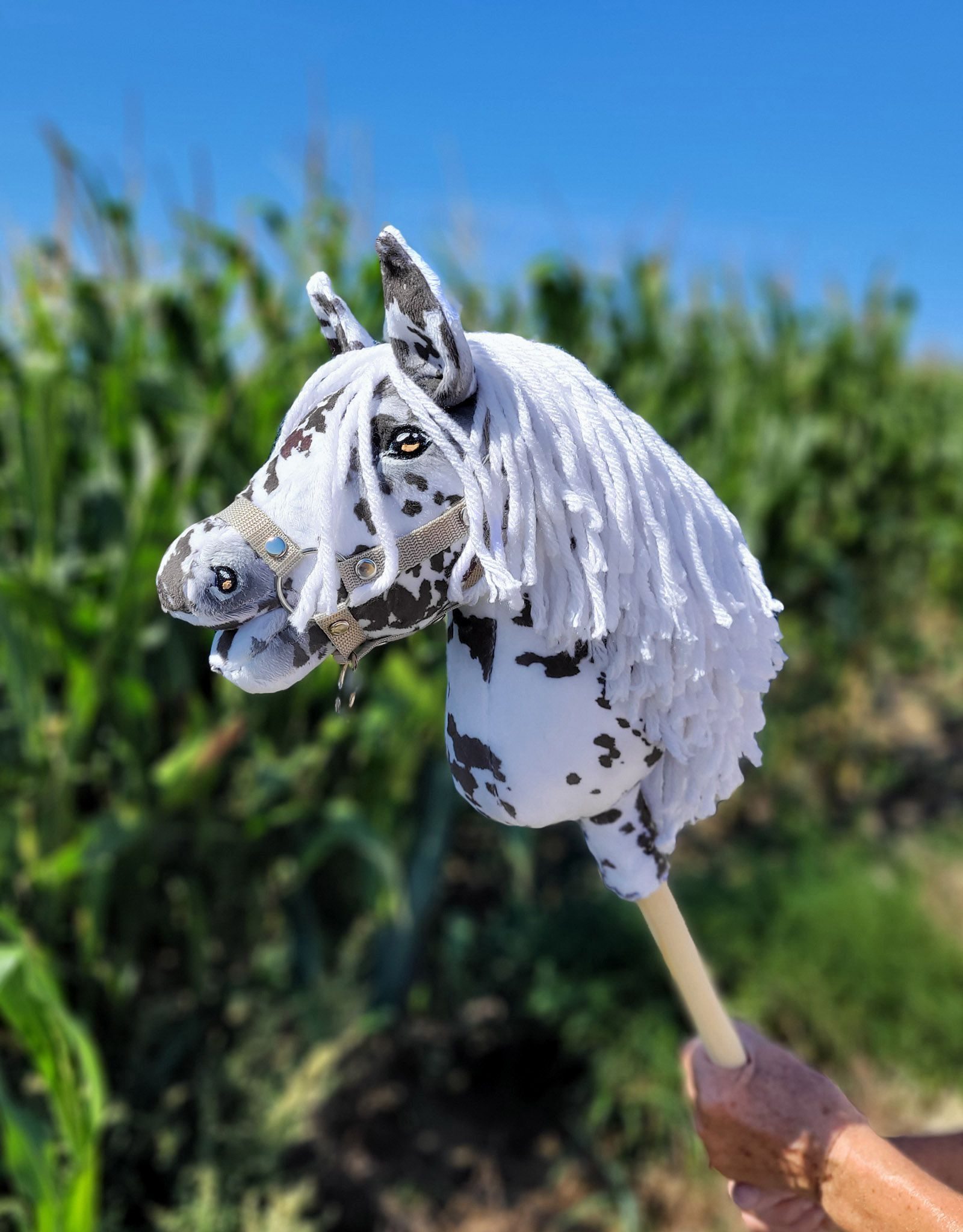 Hobby Horse Średni koń na kiju Premium tarantowaty biało-czarny z białą grzywą A4