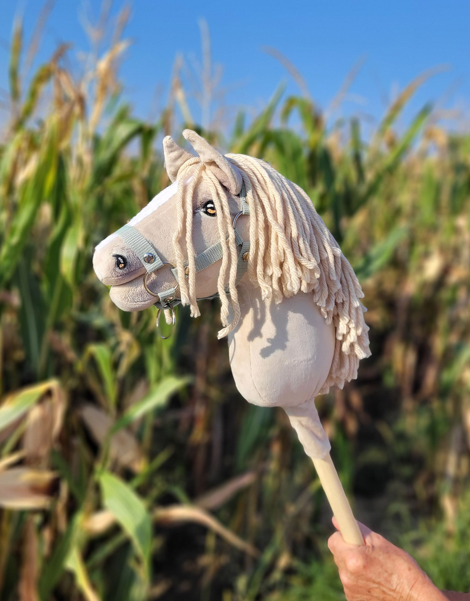 Hobby Horse Średni koń na kiju Premium kremowy cremello A4