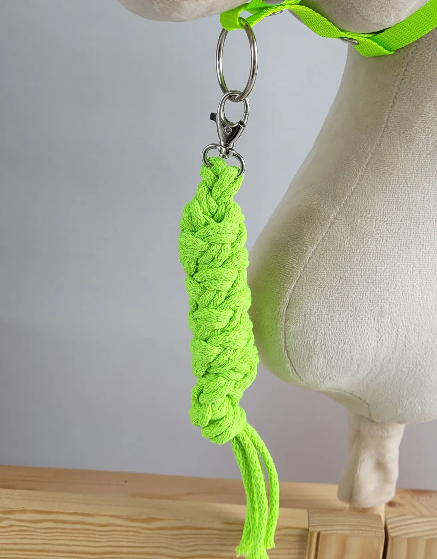 Uwiąz dla konia Hobby Horse pleciony ze sznurka – neon green