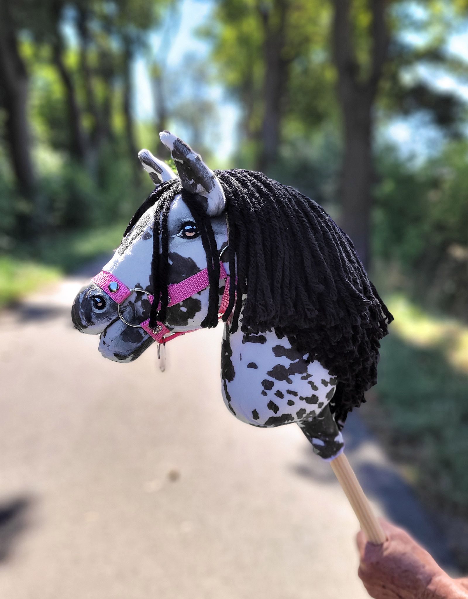 Hobby Horse Średni koń na kiju Premium tarantowaty biało-czarny z czarną grzywą A4