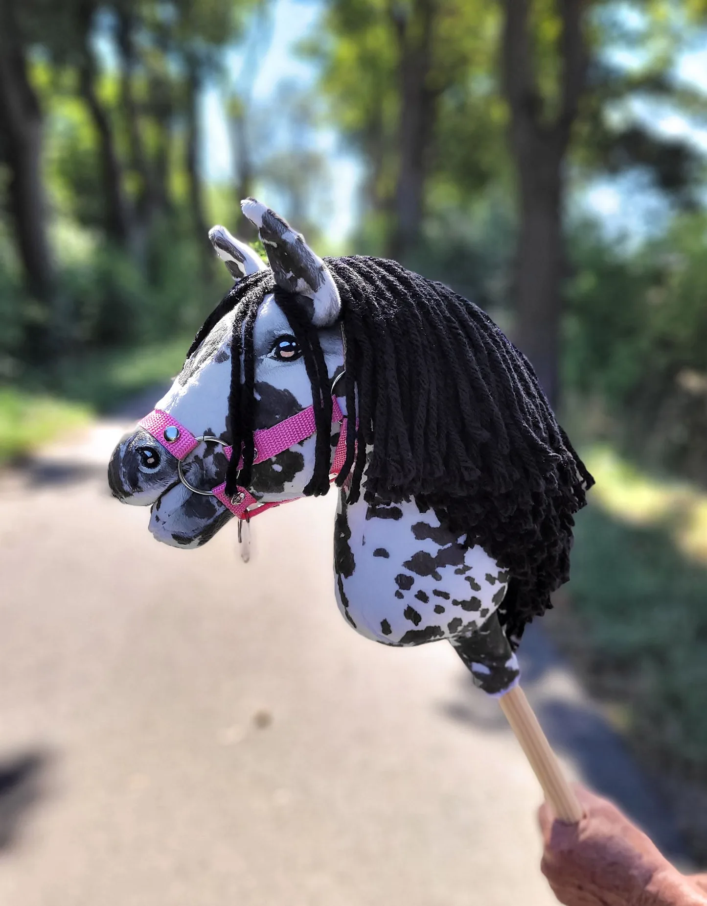 Hobby Horse Średni koń na kiju Premium tarantowaty biało-czarny z czarną grzywą A4