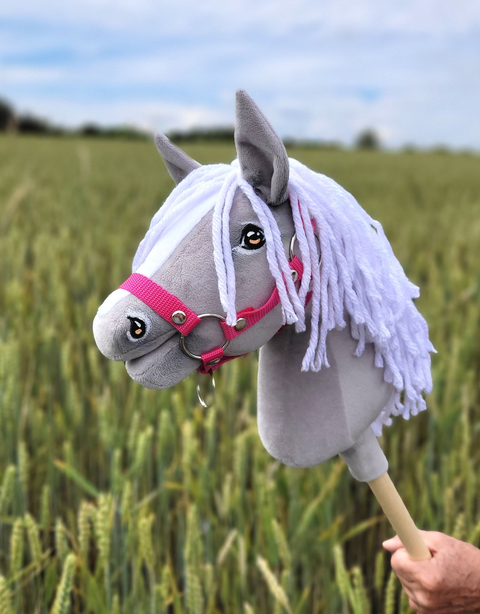 Hobby Horse Średni koń na kiju Premium siwy z białą grzywą A4