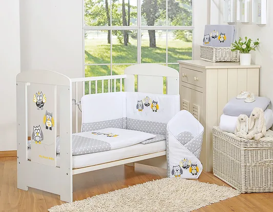 Komplet pościeli dla dzieci 120x90cm z ochraniaczem 3-cz Sówki szare z haftem szaro-żółtym
