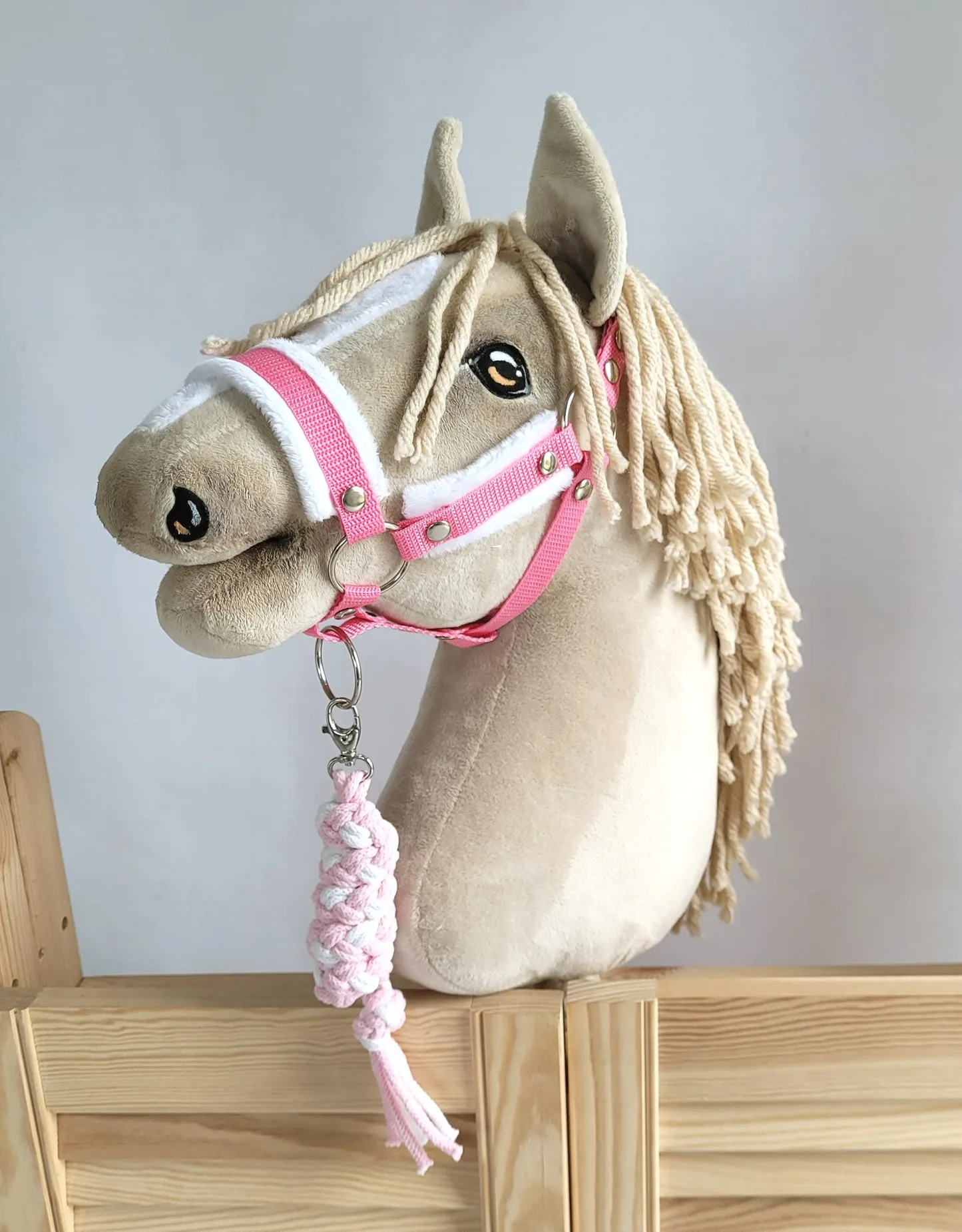 Uwiąz dla konia Hobby Horse pleciony ze sznurka – biało-różowy
