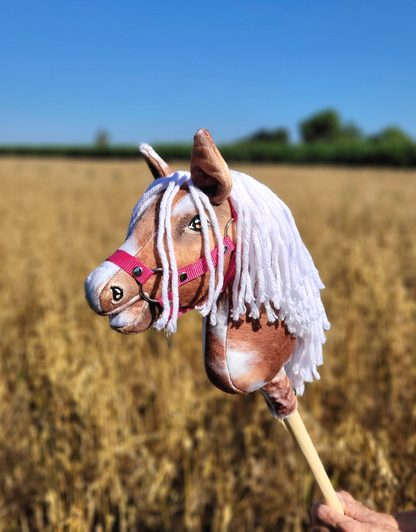 Hobby Horse Średni koń na kiju Premium srokaty tobiano z białą grzywą A4