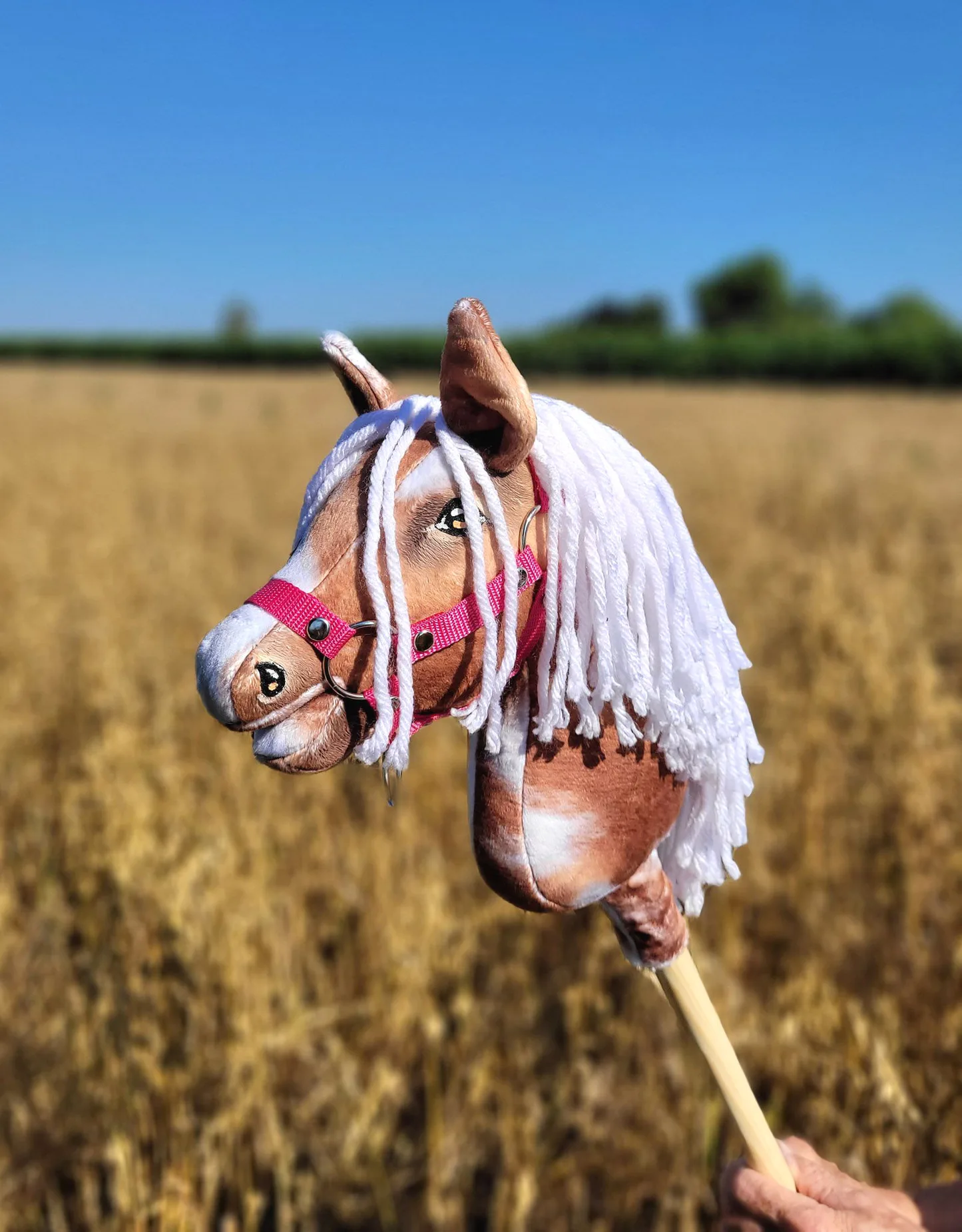 Hobby Horse Średni koń na kiju Premium srokaty tobiano z białą grzywą A4