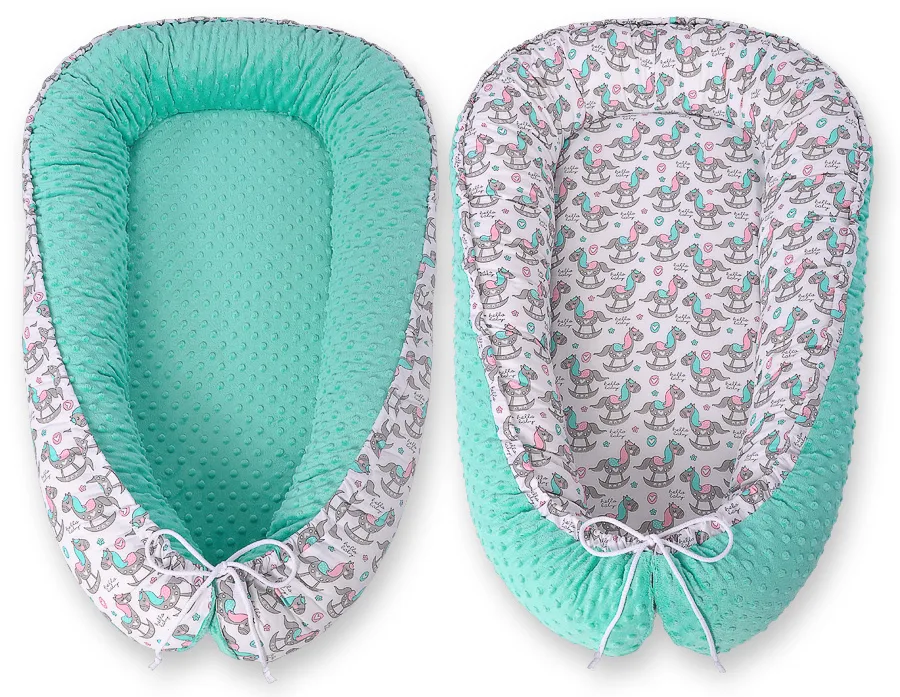 Kokon niemowlęcy dwustronny kojec otulacz Premium BOBONO minky- koniki na biegunach