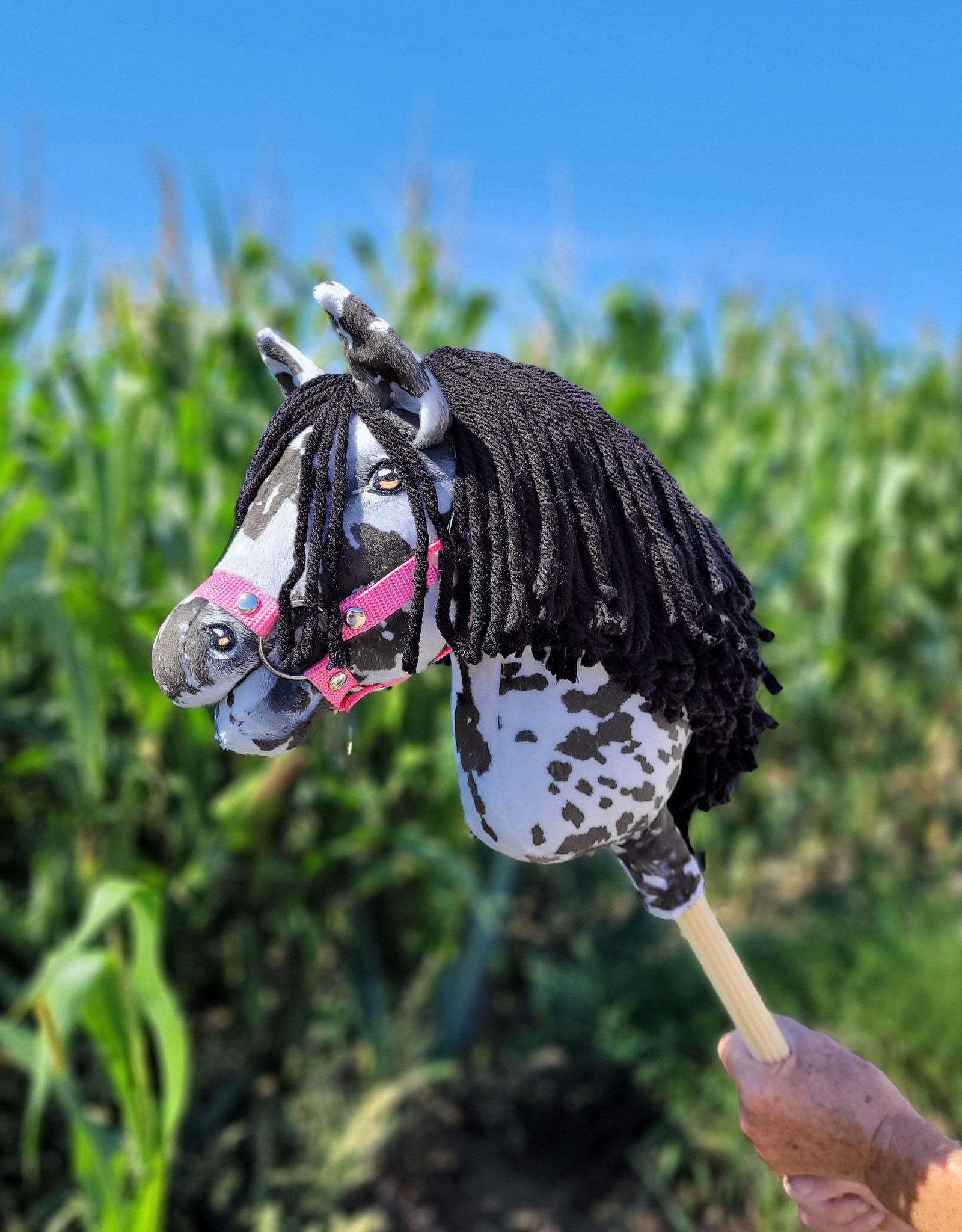 Hobby Horse Średni koń na kiju Premium tarantowaty biało-czarny z czarną grzywą A4