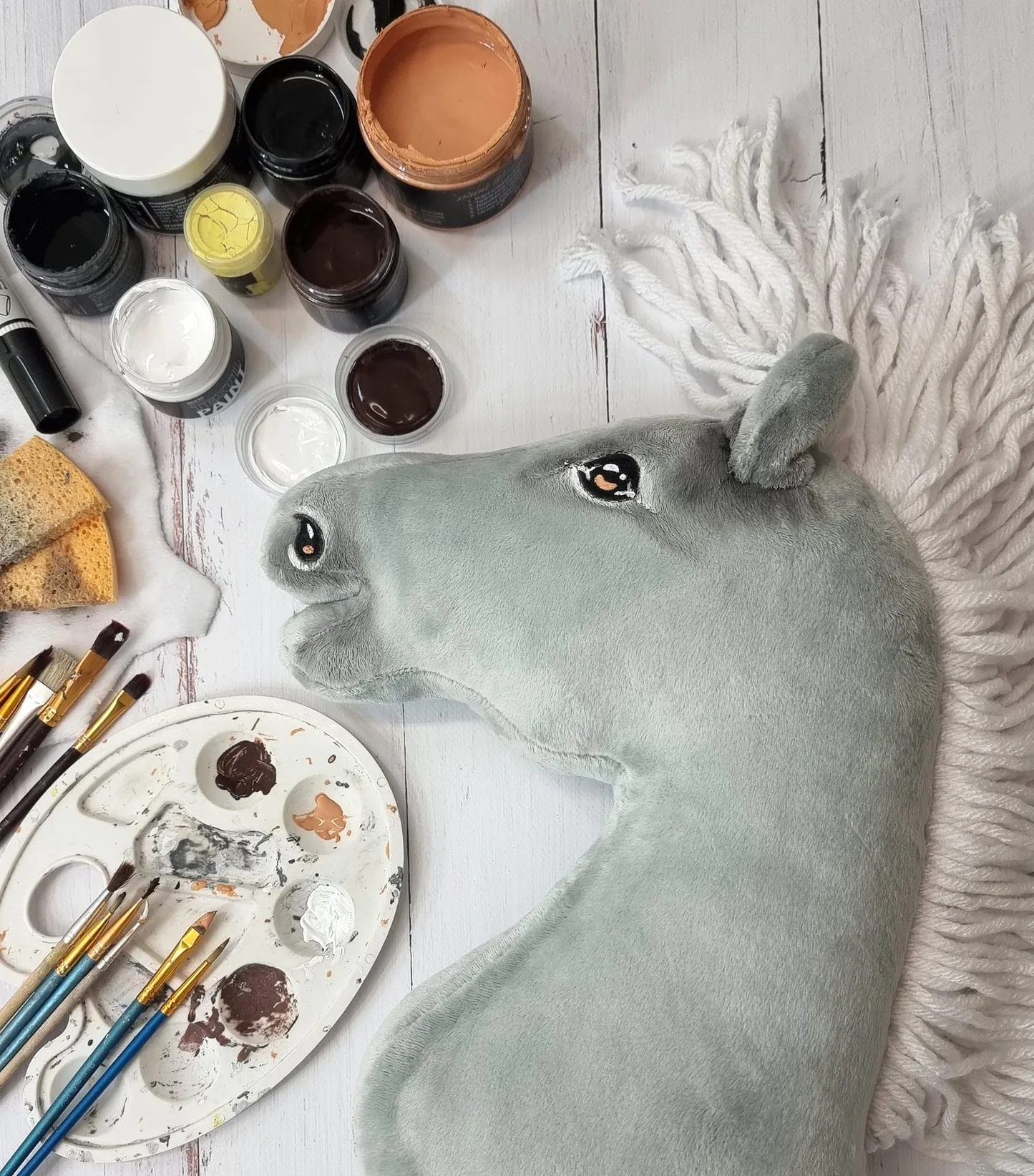 Hobby Horse Duży koń na kiju Premium - siwy z białą grzywą A3