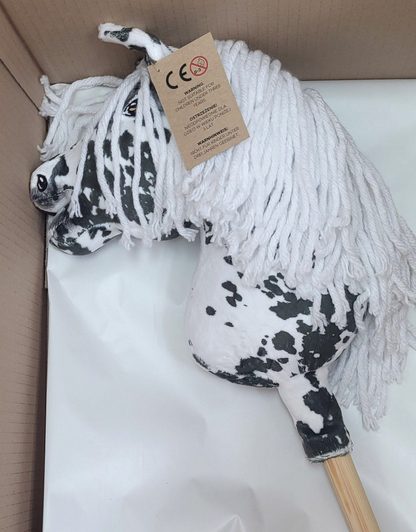 Hobby Horse Średni koń na kiju Premium tarantowaty biało-czarny z białą grzywą A4