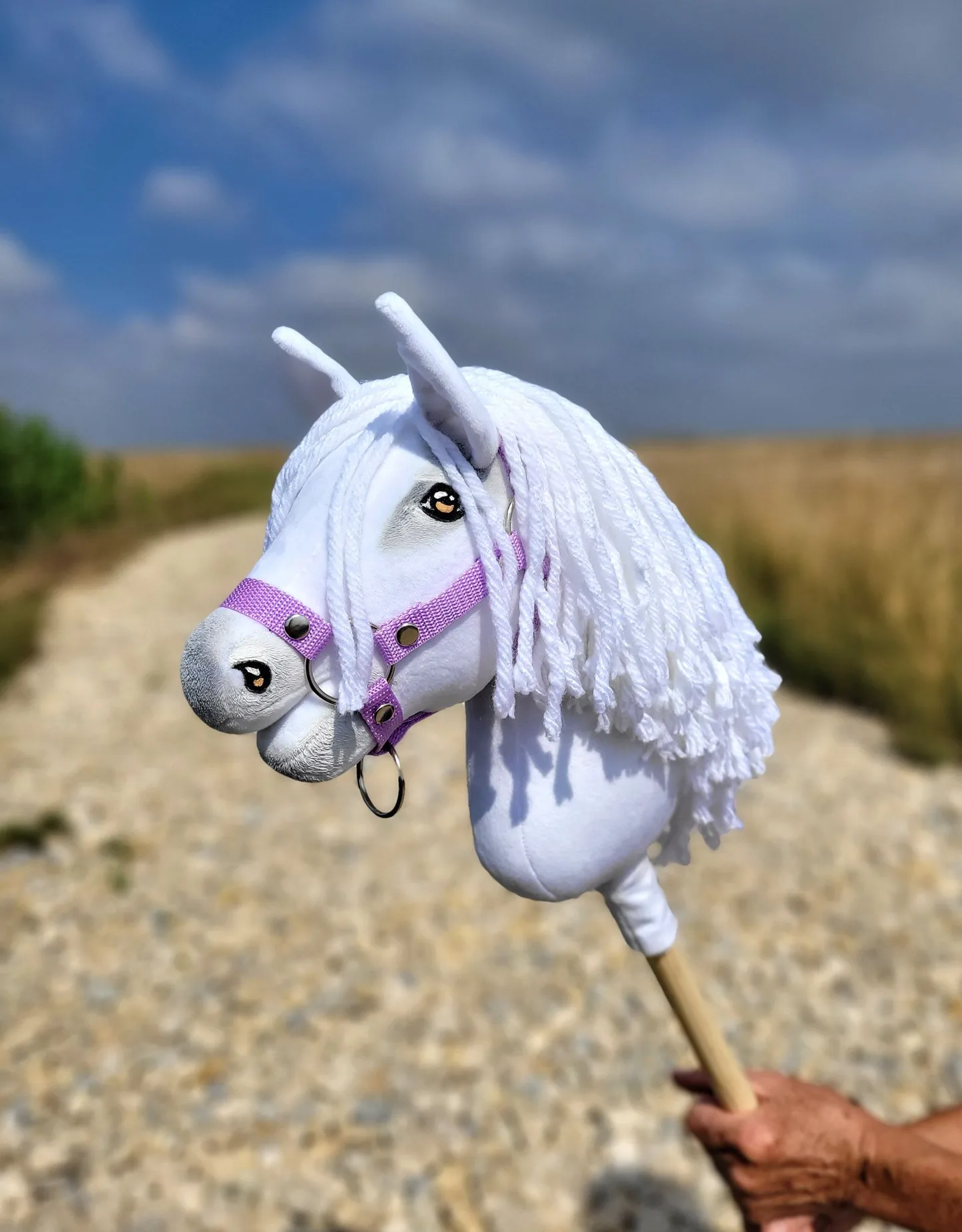 Hobby Horse Średni koń na kiju Premium biały z białą grzywą A4