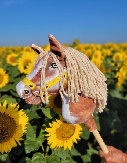 Hobby Horse Średni koń na kiju Premium srokaty tobiano z beżową grzywą A4
