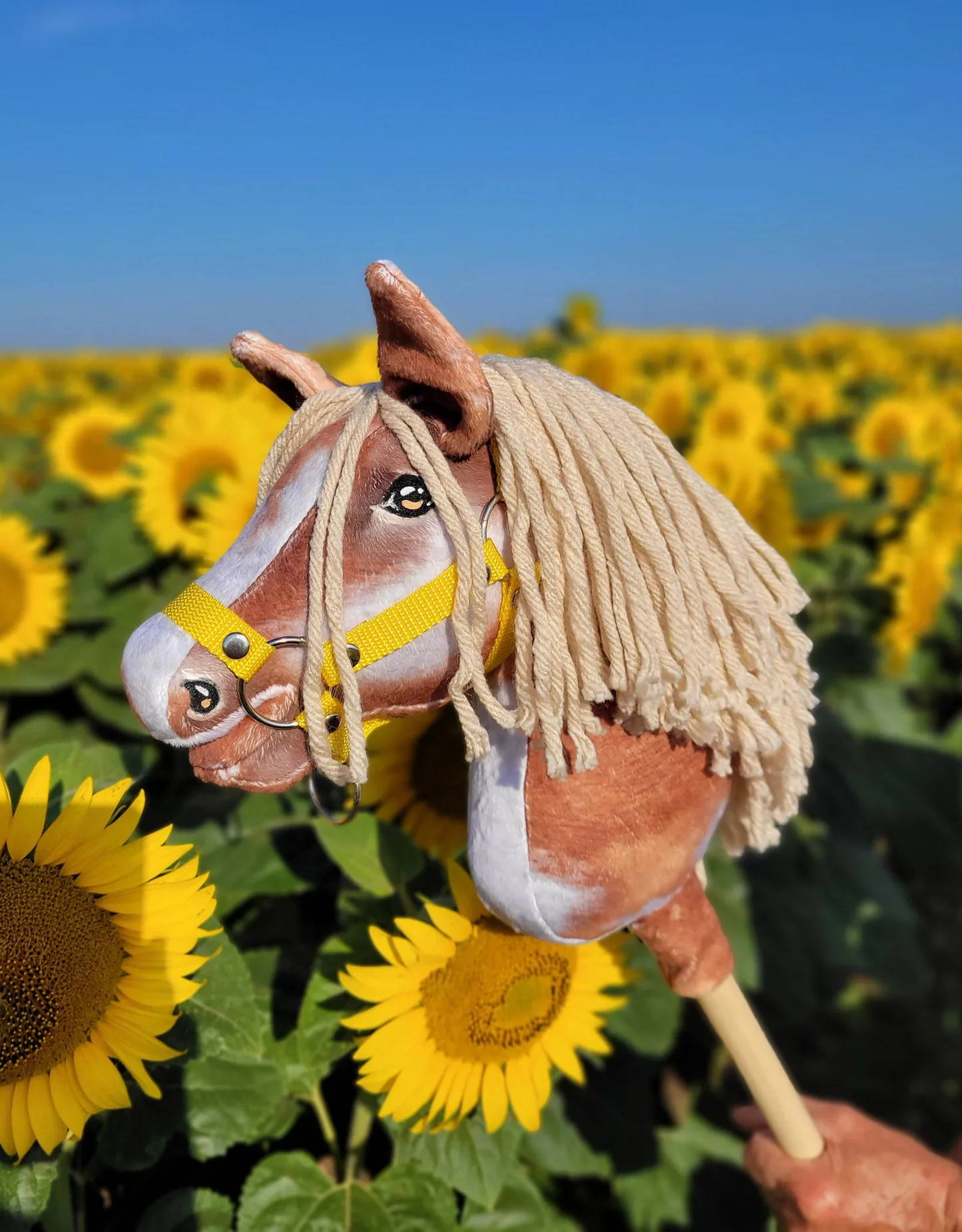 Hobby Horse Średni koń na kiju Premium srokaty tobiano z beżową grzywą A4