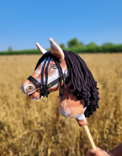 Hobby Horse Średni koń na kiju Premium srokaty tobiano z czarną grzywą A4
