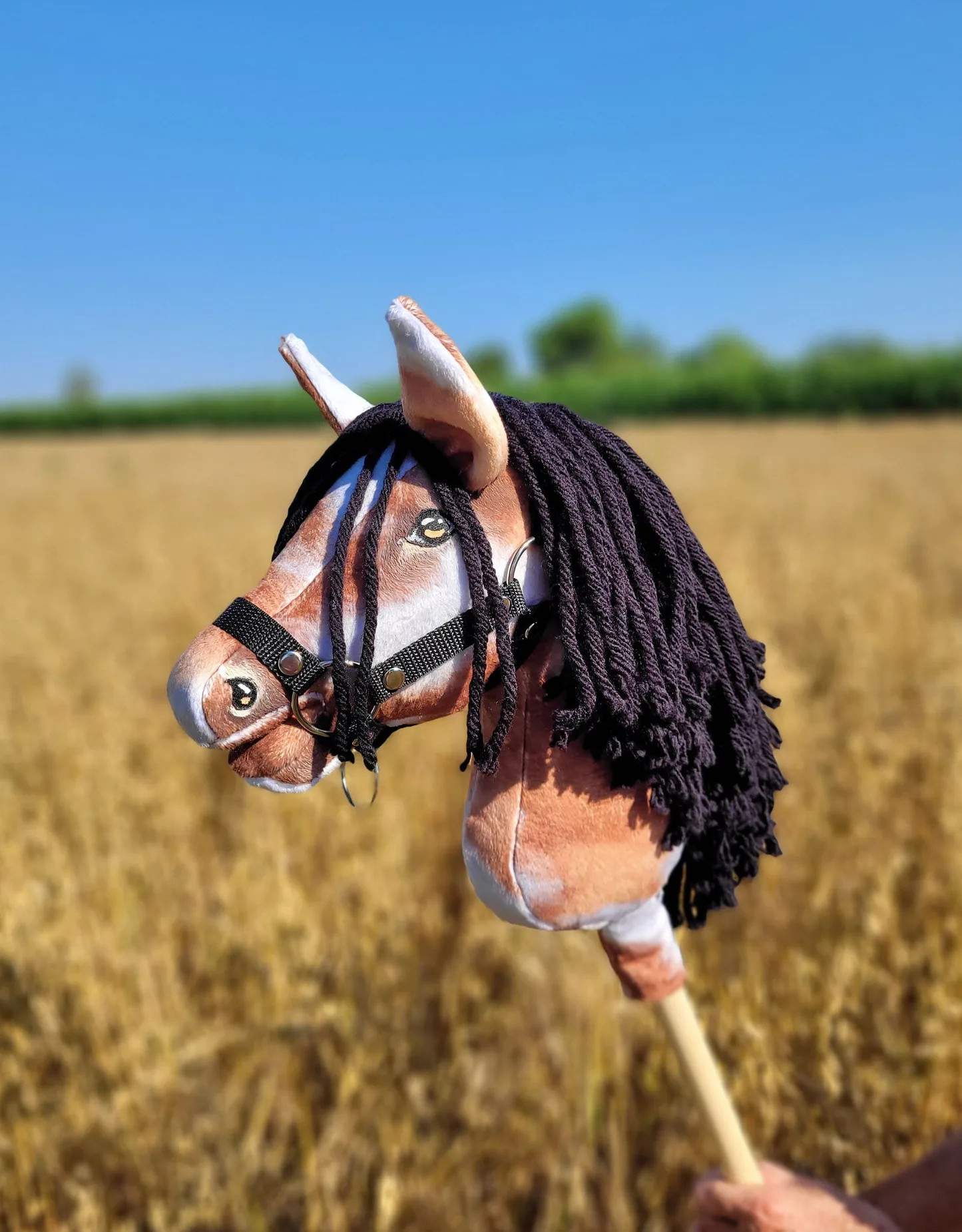 Hobby Horse Średni koń na kiju Premium srokaty tobiano z czarną grzywą A4