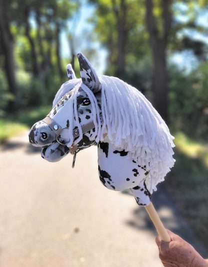 Hobby Horse Średni koń na kiju Premium tarantowaty biało-czarny z białą grzywą A4