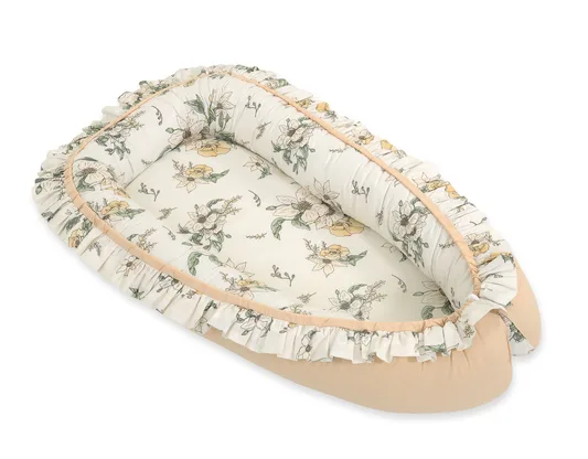 Kokon niemowlęcy kojec otulacz Premium z falbanką - Clematis on beige