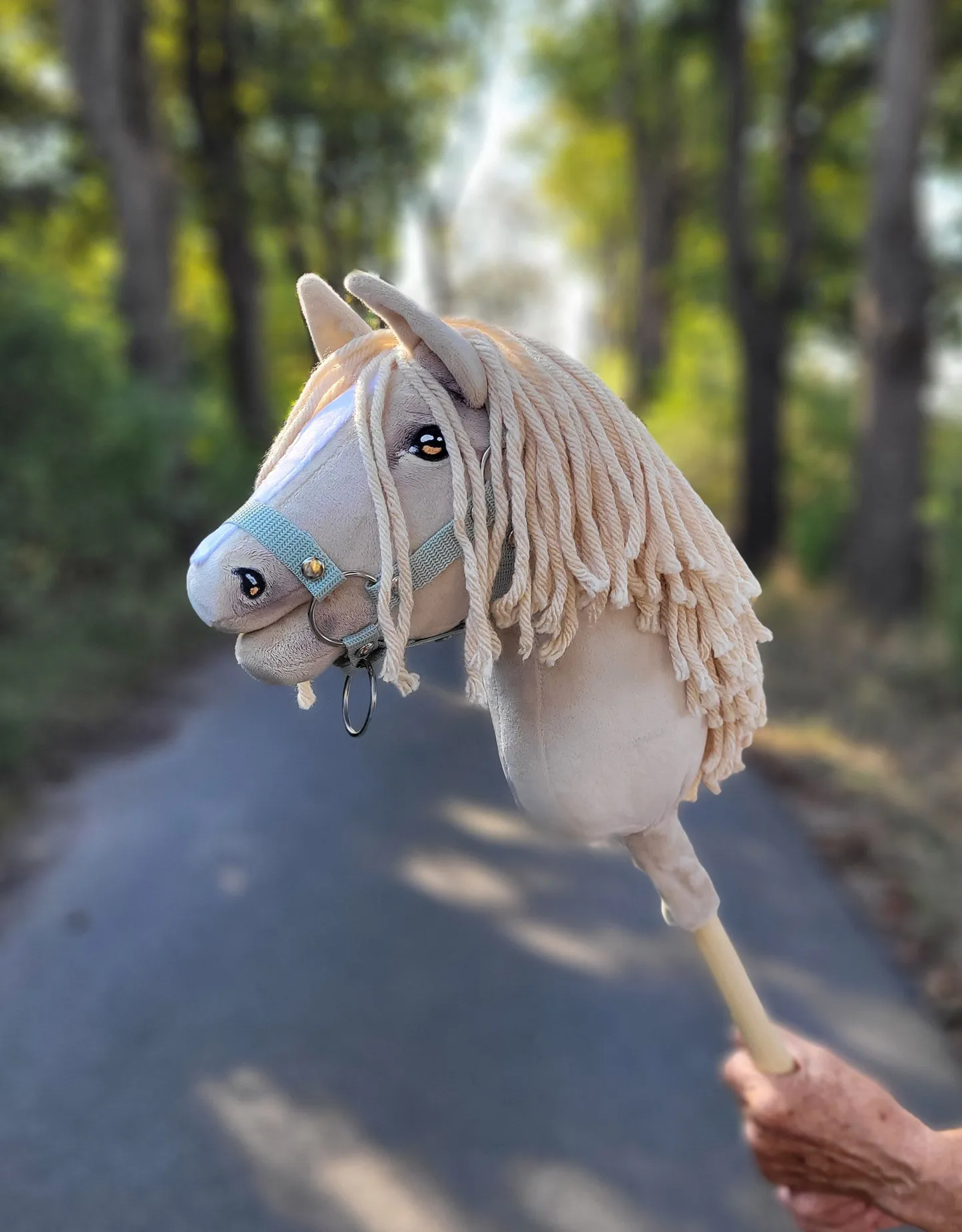 Hobby Horse Średni koń na kiju Premium kremowy cremello A4