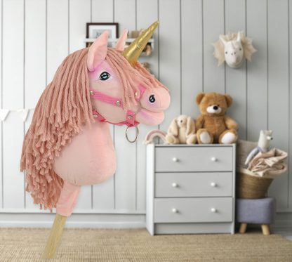 Hobby Horse Jednorożec na kiju różowy z różową grzywą i złotym rogiem A4