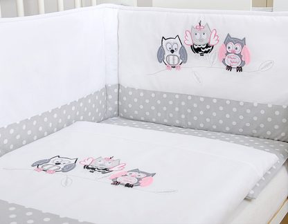 Komplet pościeli dla dzieci 135x100cm z ochraniaczem 3-cz Sówki szare z haftem szaro-różowym
