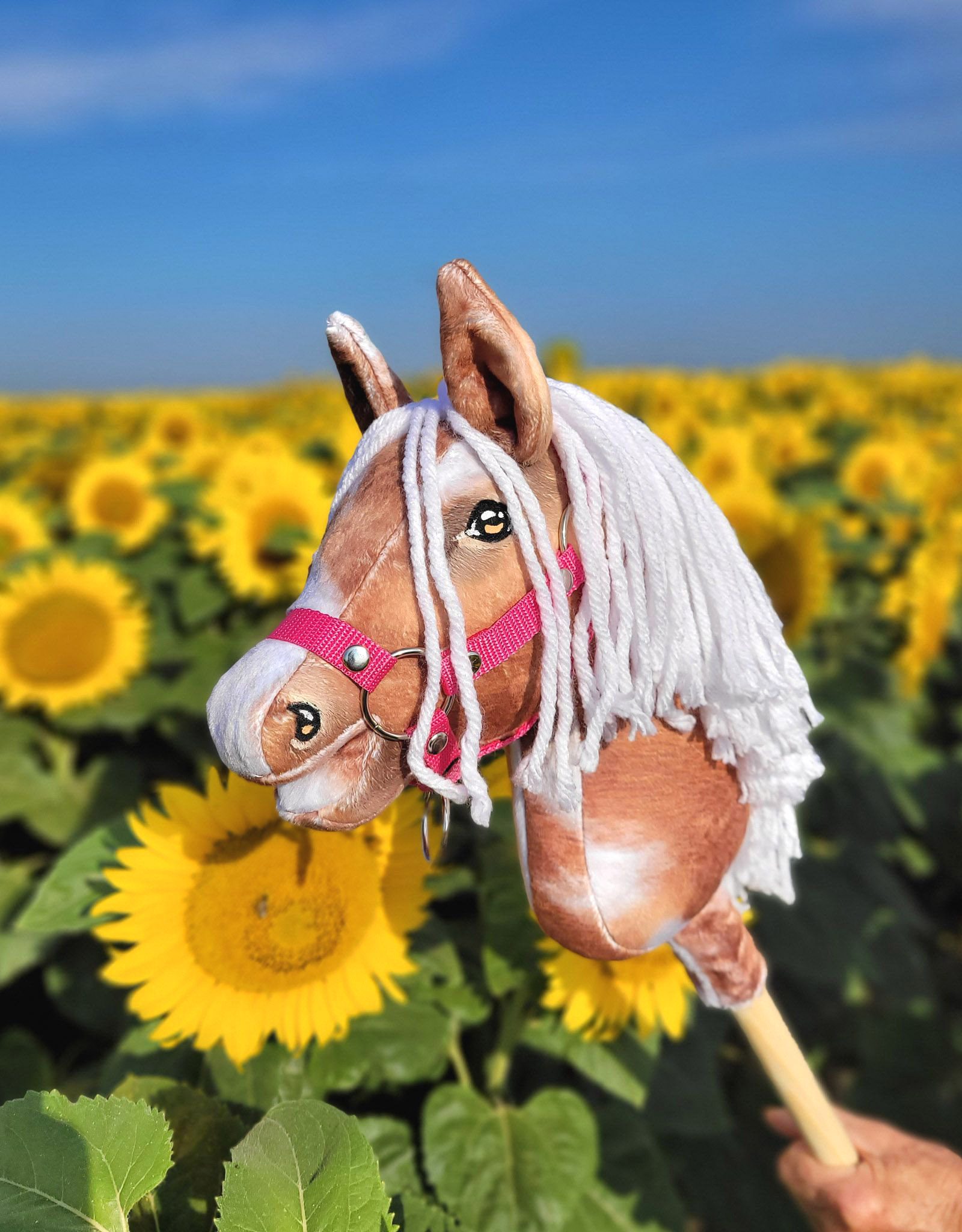 Hobby Horse Średni koń na kiju Premium srokaty tobiano z białą grzywą A4