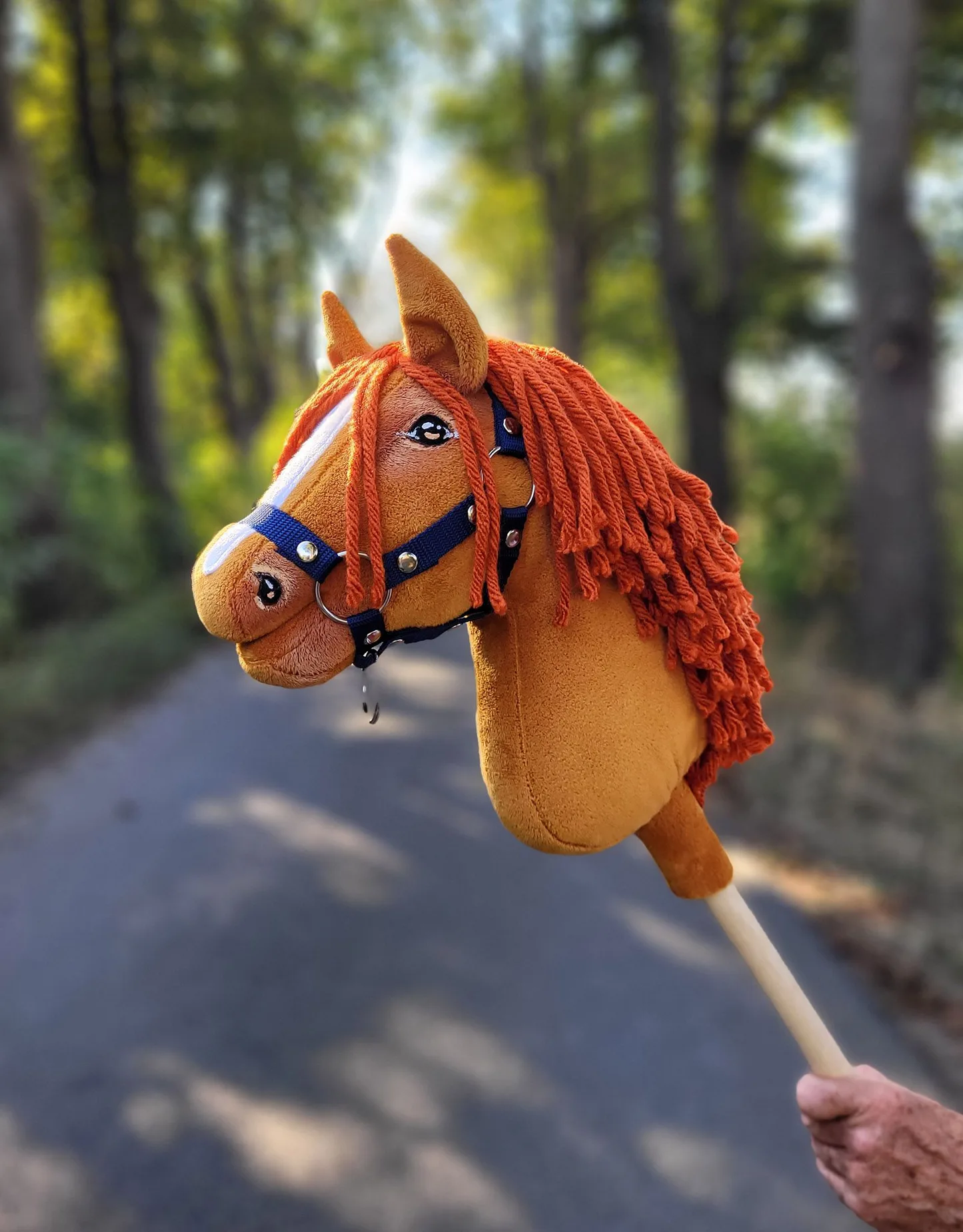 Hobby Horse Średni koń na kiju Premium rudy kasztan A4
