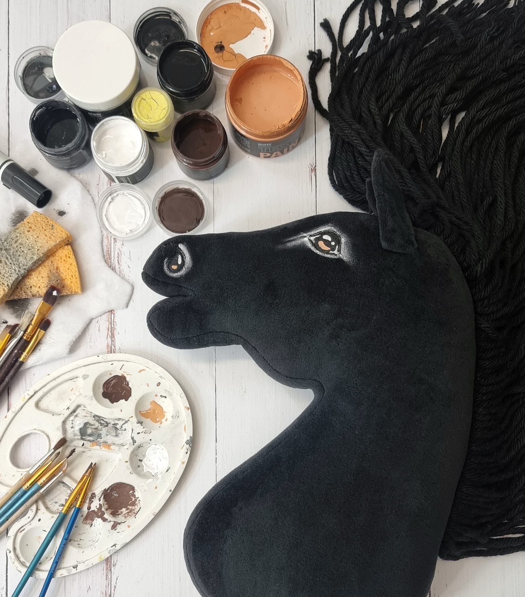 Hobby Horse Duży koń na kiju Premium - fryz koń fryzyjski A3
