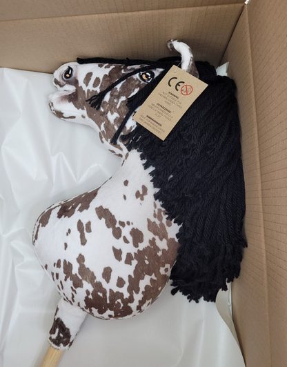 Hobby Horse Duży koń na kiju Premium - tarantowaty biało-brązowy z czarną grzywą A3