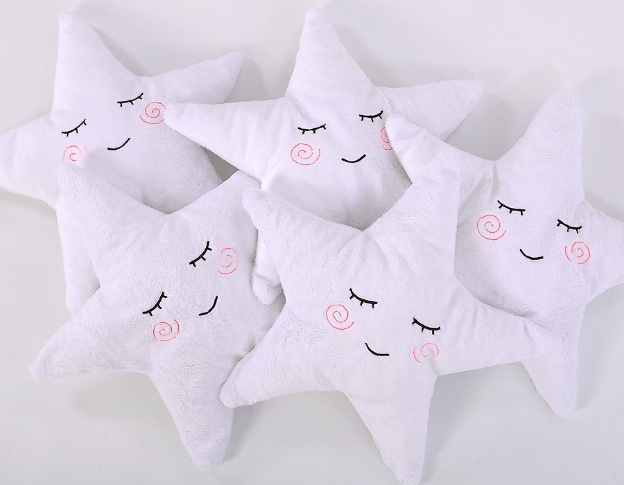 Poduszka przytulanka z minky Little STAR z grzechotką- biała