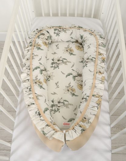Kokon niemowlęcy kojec otulacz Premium z falbanką - Clematis on beige