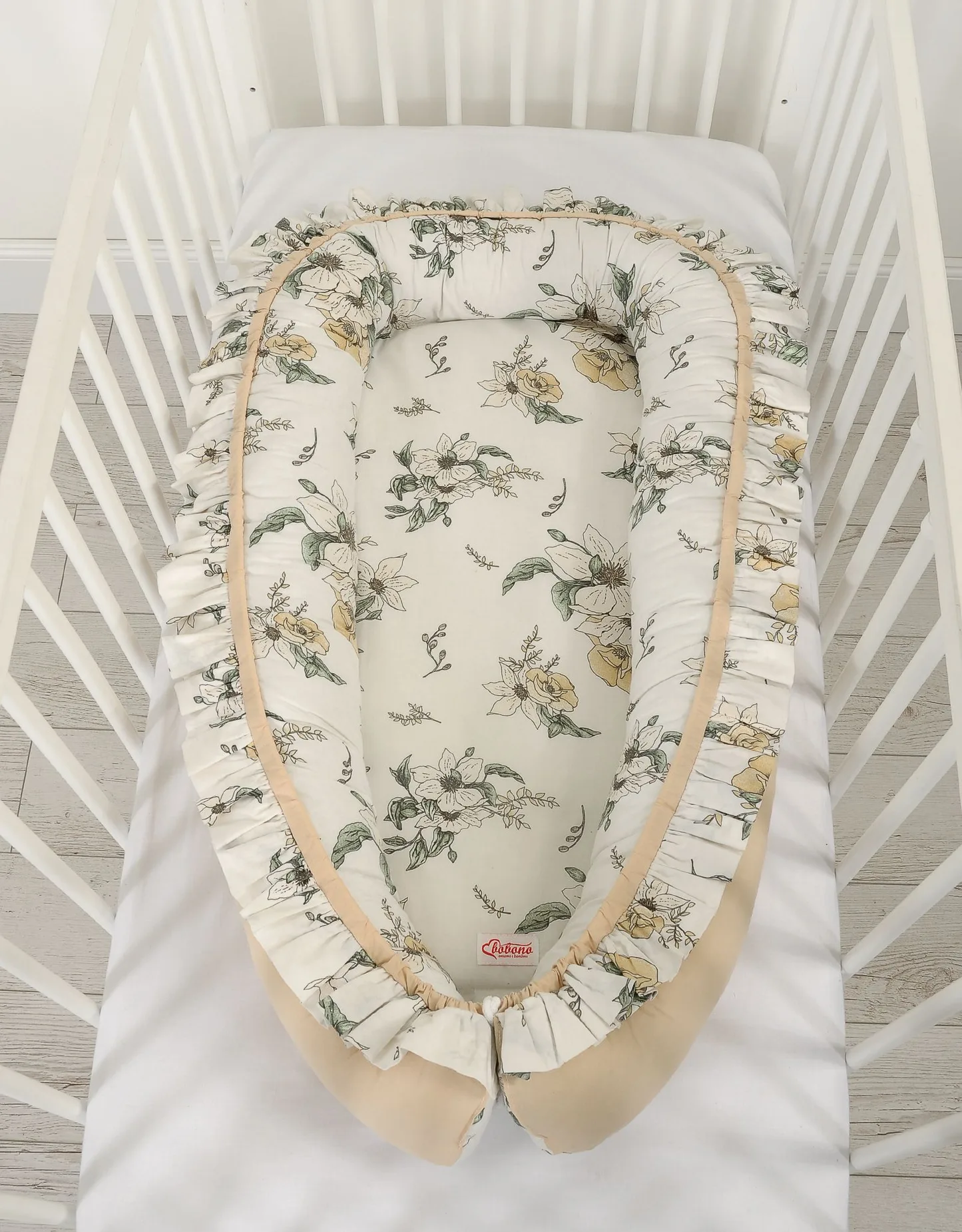 Kokon niemowlęcy kojec otulacz Premium z falbanką - Clematis on beige