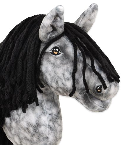Hobby Horse Średni koń na kiju Premium siwek jabłkowity z czarną grzywą A4