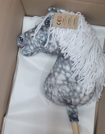 Hobby Horse Duży koń na kiju Premium - siwek jabłkowity z białą grzywą A3