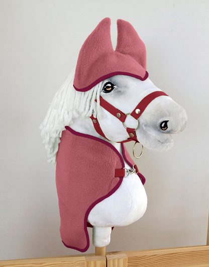 Zestaw dla Hobby Horse uniwersalny A4 i A5: polarowa derka + nauszniki – jagodowy