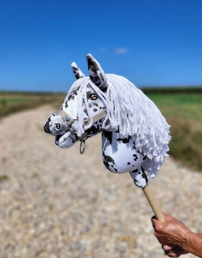 Hobby Horse Średni koń na kiju Premium tarantowaty biało-czarny z białą grzywą A4