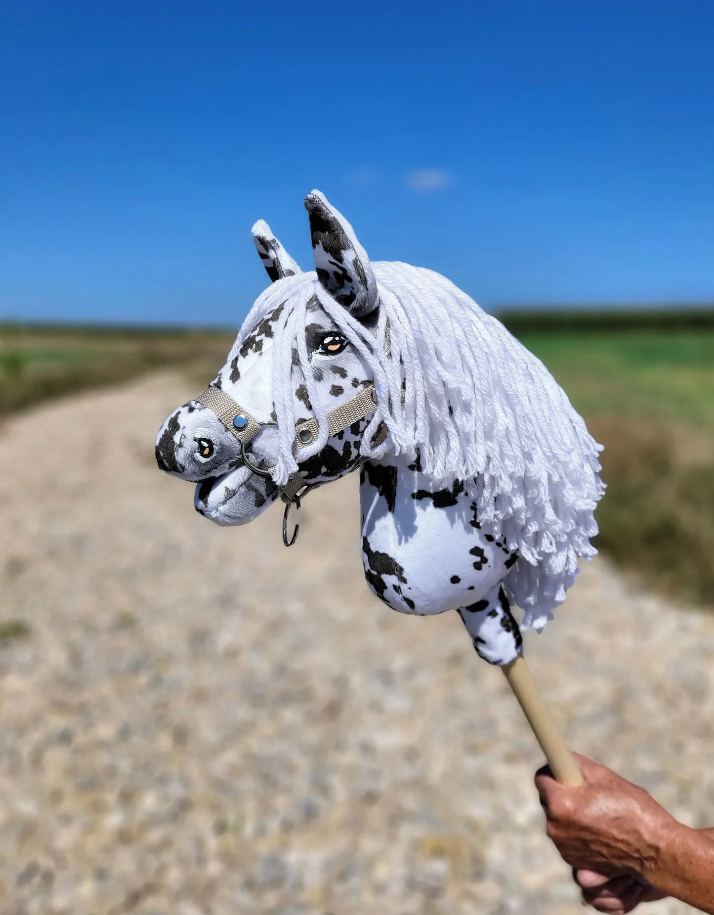 Hobby Horse Średni koń na kiju Premium tarantowaty biało-czarny z białą grzywą A4