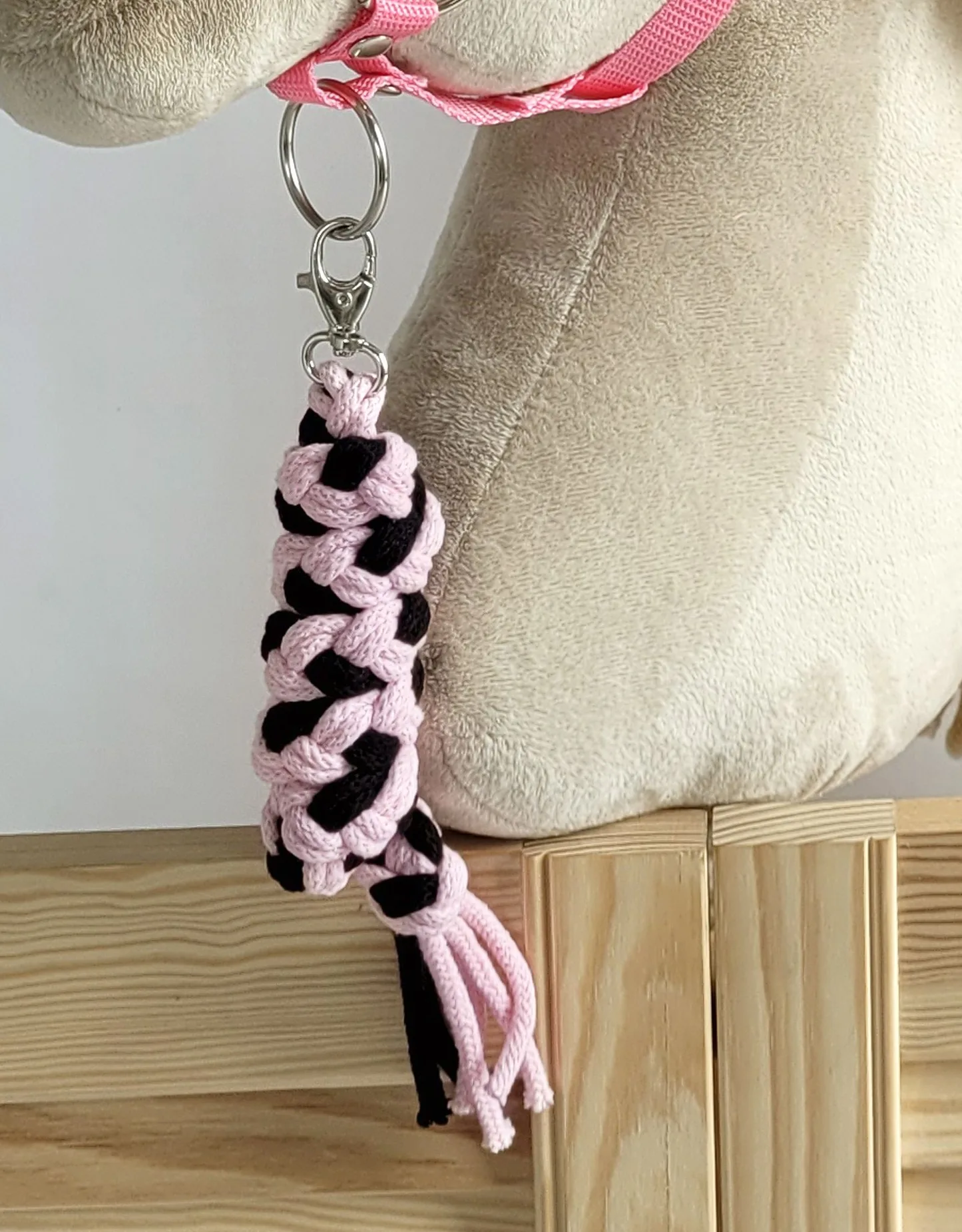 Uwiąz dla konia Hobby Horse pleciony ze sznurka – czarno-różowy