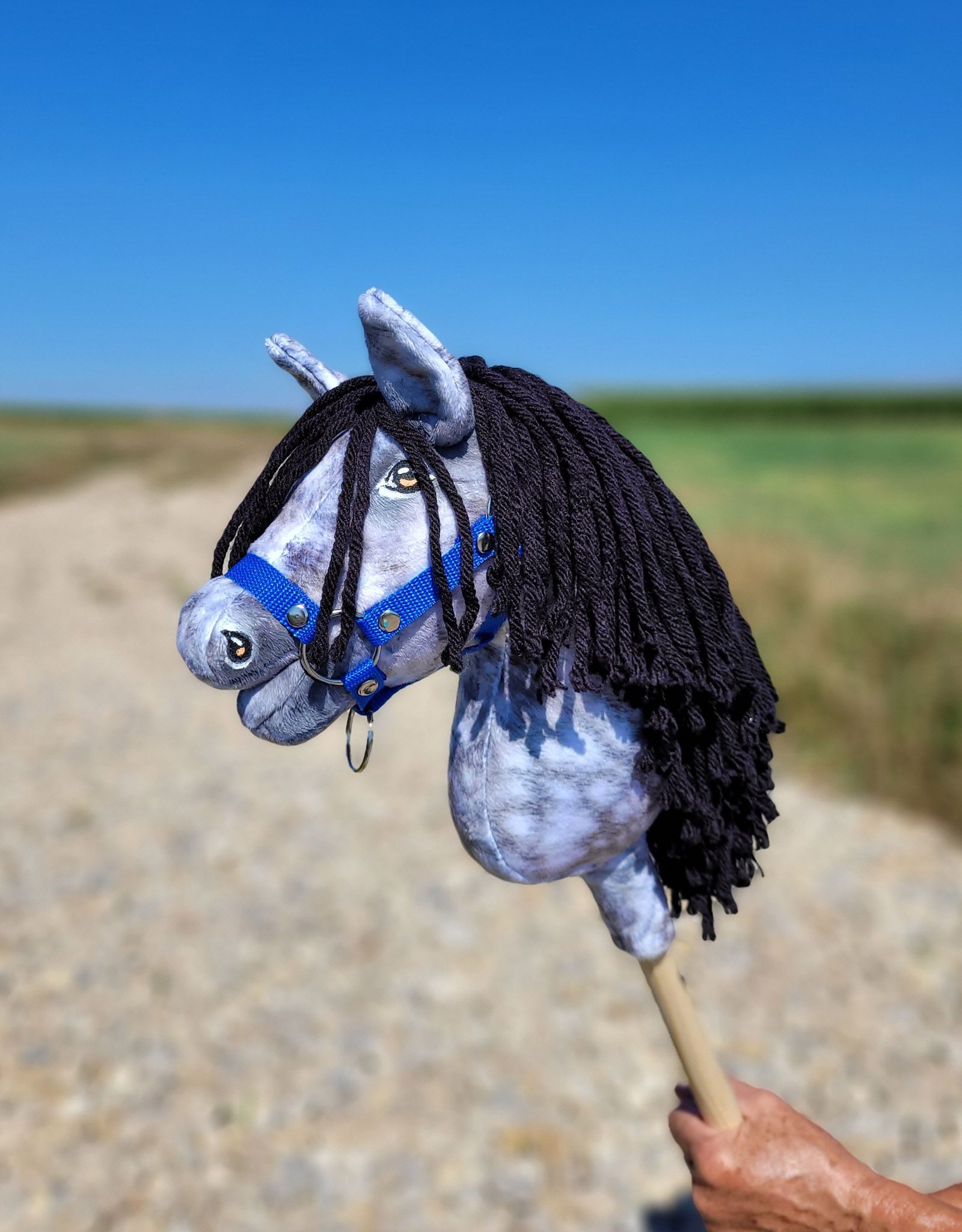 Hobby Horse Średni koń na kiju Premium siwek jabłkowity z czarną grzywą A4