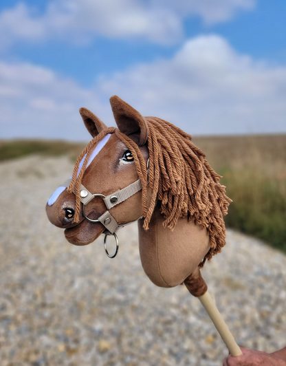 Hobby Horse Średni koń na kiju Premium brązowy jasny kasztan A4