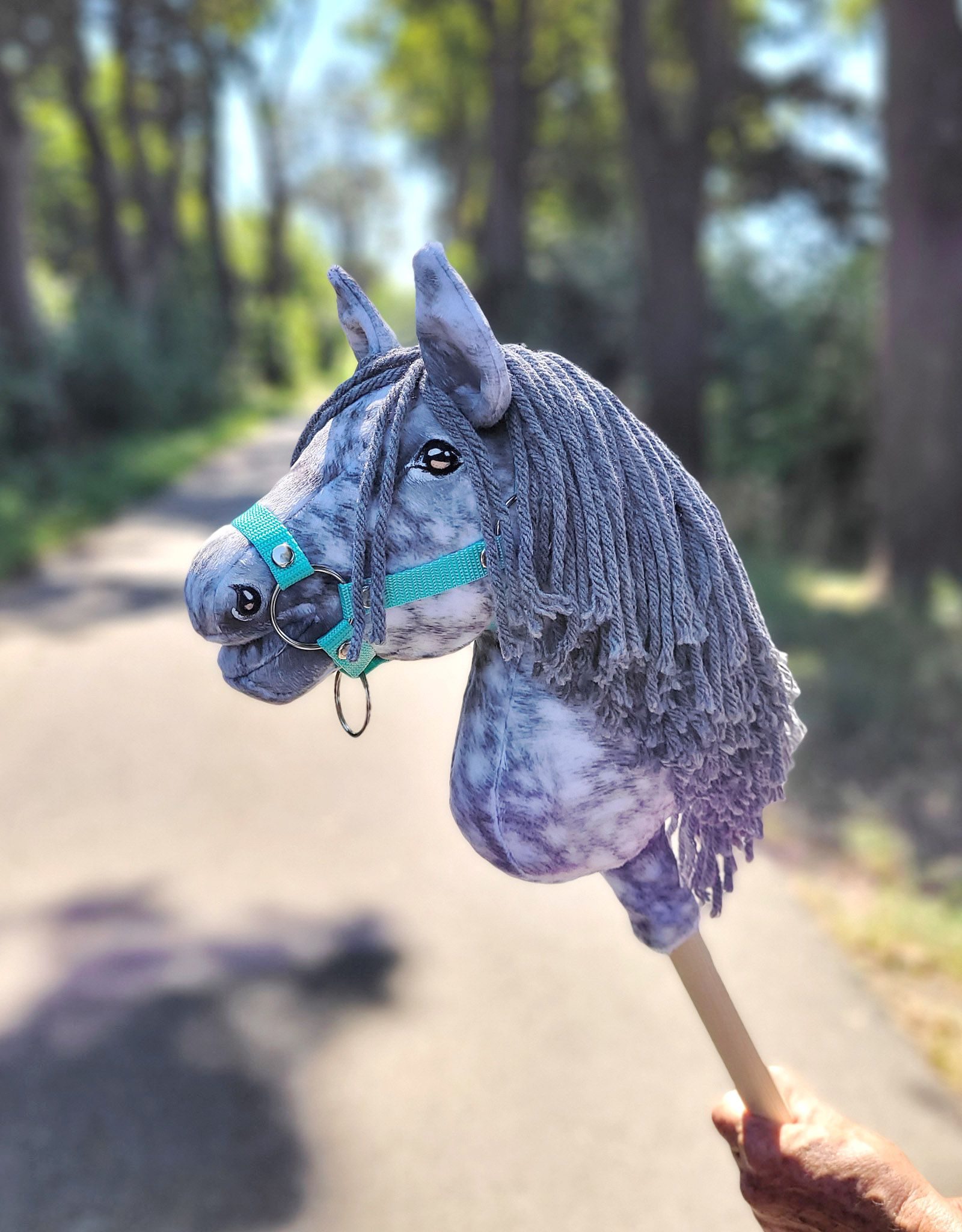 Hobby Horse Średni koń na kiju Premium siwek jabłkowity z siwą grzywą A4